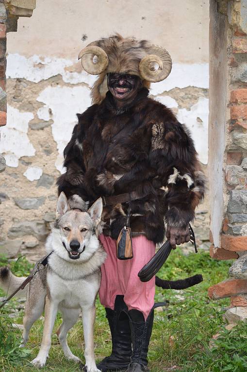 Padesátku pohádkových postav mohly vidět děti v sobotu odpoledne na hradě Sukoslav  u Kostomlat pod Milešovkou. 