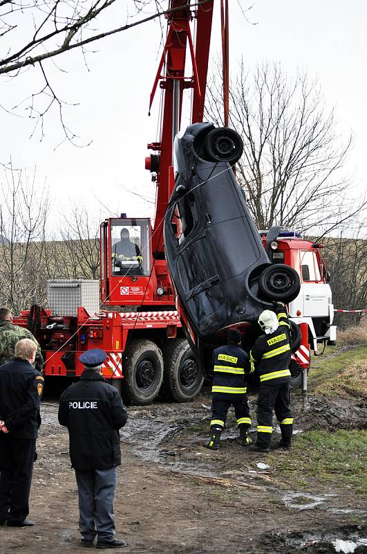 Vyprošťování potopeného osobního automobilu z oprámu Vápenka