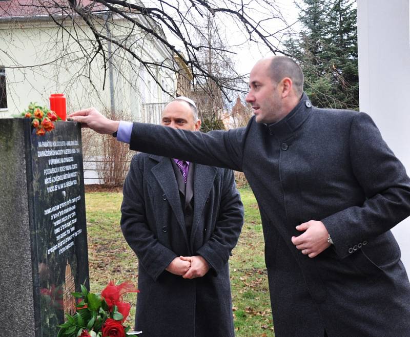 Položili věnce a zapálili svíčku na památku obětí zločinů 