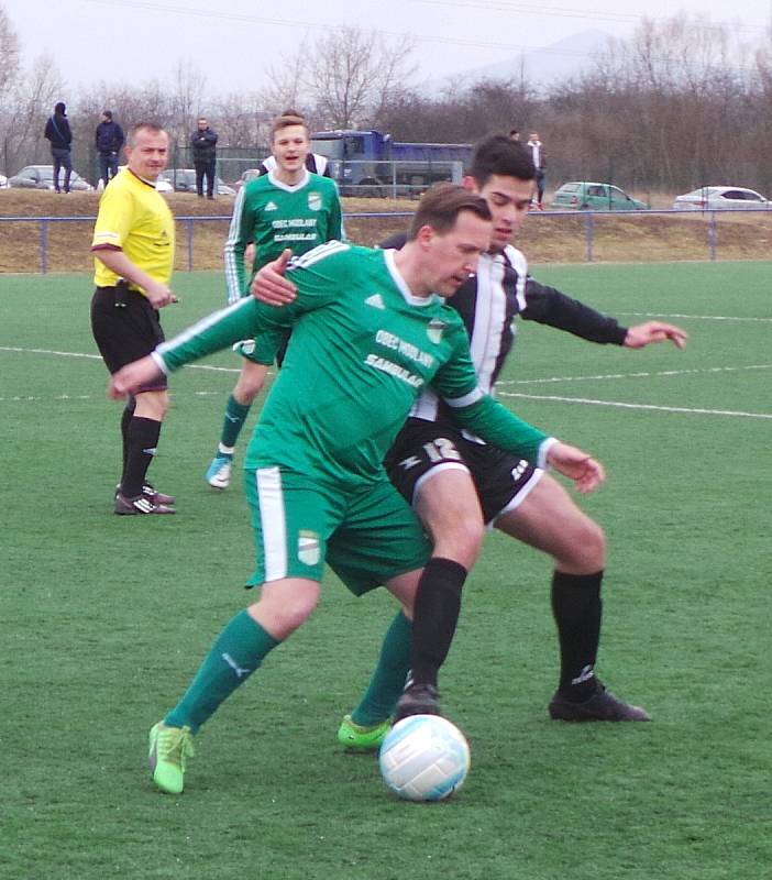 Baník Modlany - TJ Krupka 0:3, zápas se hráv na umělé trávě v Srbicích.