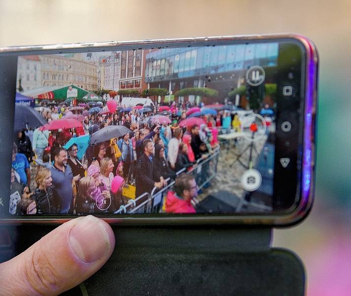 Přes tisíc lidí navštívilo čtvrtý ročník festivalu Teplice free LIVE, který se odehrál v sobotu na náměstí Svobody.