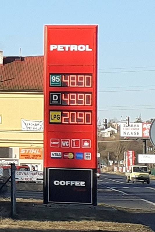 Petrol Srbice. Nafta 49.90 a Natural 48.90 korun. Ceny pohonných hmot v Teplicích, dopoledne 11. 3. 2022
