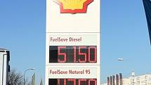 Shell Trnovany. Nafta 51.50 a Natural 47.50 korun. Ceny pohonných hmot v Teplicích, dopoledne 11. 3. 2022