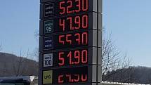 Benzina Prosetice. Nafta 52.30 a Natural 47.90 korun. Ceny pohonných hmot v Teplicích, dopoledne 11. 3. 2022