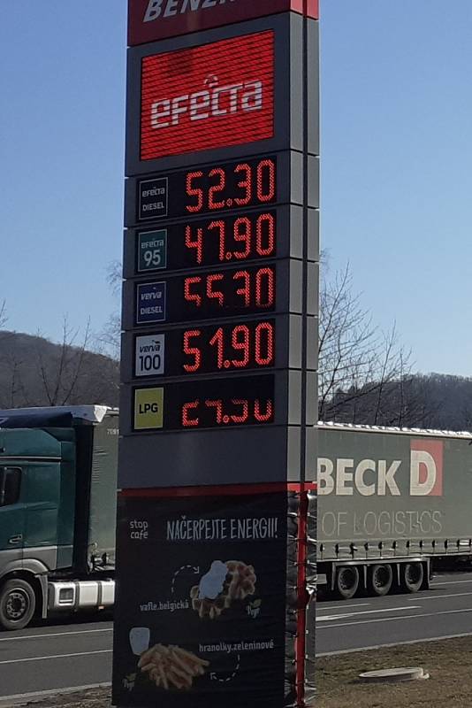 Benzina Prosetice. Nafta 52.30 a Natural 47.90 korun. Ceny pohonných hmot v Teplicích, dopoledne 11. 3. 2022
