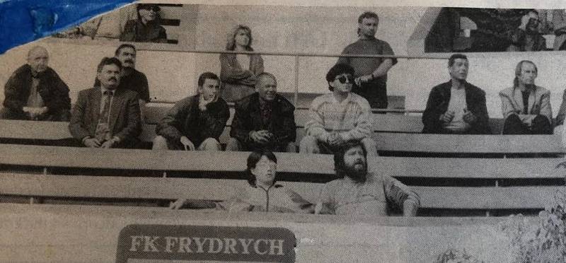 Devadesátky v Teplicích - Čestná lože při utkání Teplice - Kladno na podzim 1993. Vlevo Keller, vedle podnikatele Frydrycha sedí zpěvák Korn, fanoušci jistě poznají i Františka Hrdličku nebo vpravo klubové legendy Kameníka s Bičovským