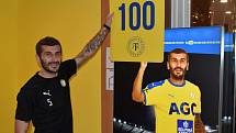 Admir Ljevaković dostal od ředitele komunikace a marketingu FK Teplice Martina Kovaříka na památku svého jubilea velkou žlutou kartu