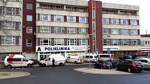 Parkoviště u polikliniky v Teplicích. Areál je součástí nemocnice, kterou má ve správě Krajská zdravotní a.s.