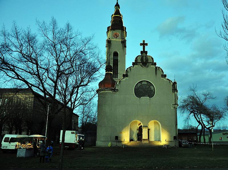 Tradiční novoroční ohňostroj u rybníka Barbora v Duchcově.