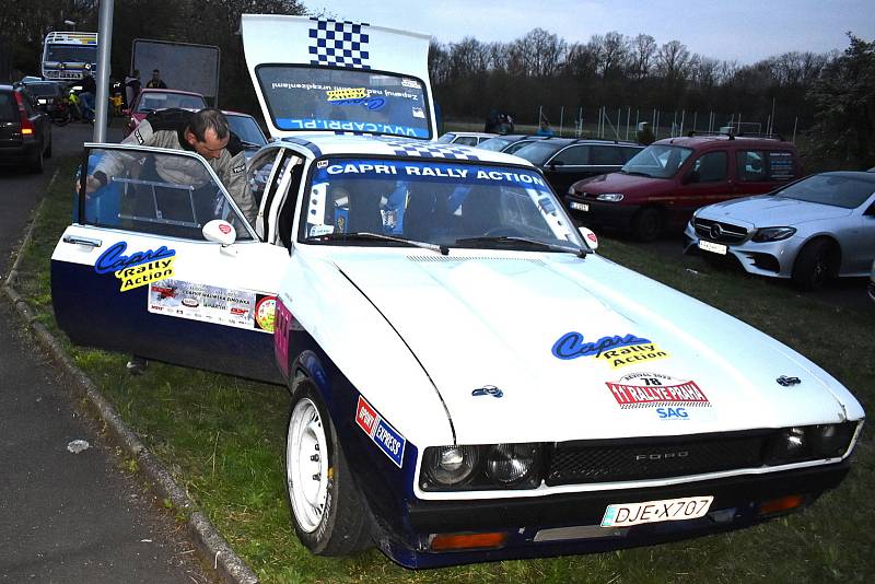 Závodní veteránská auta v Teplicích, v rámci Rallye Praha Revival, Memoriál Dalibora Janka 2022.