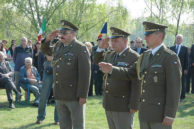 U pomníku pochodu smrti v Krupce zněla varování před extremismem 