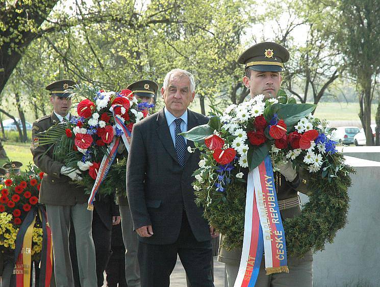 U pomníku pochodu smrti v Krupce zněla varování před extremismem 