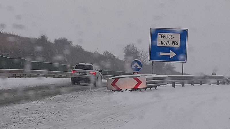 Takto to ráno vypadalo na silnici I/13 mezi Teplicemi a Chomutovem. Podobná situace panovala i na ostatních komunikacích v kraji.