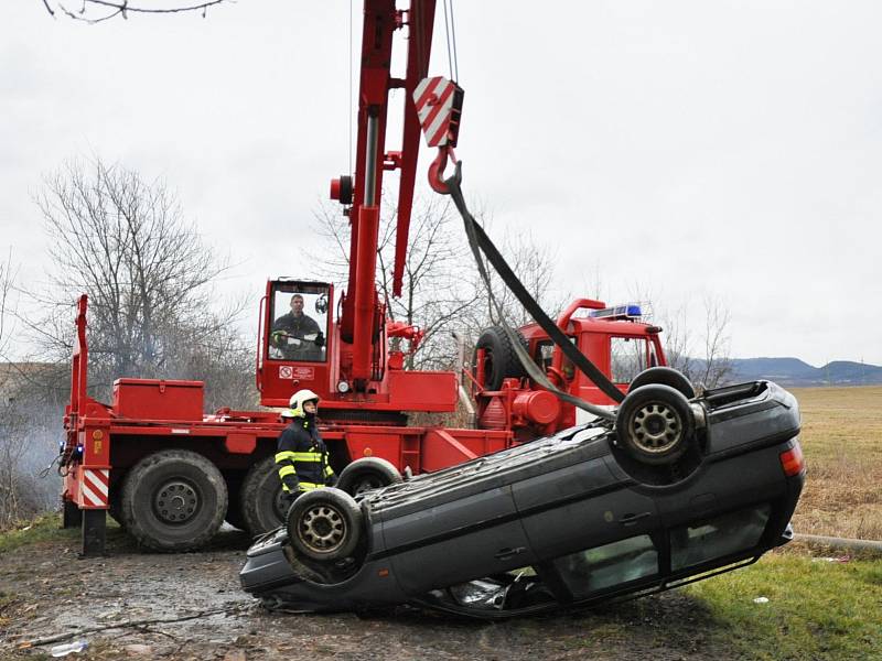 Vyprošťování čtyř potopených osobních automobilů z oprámu Vápenka