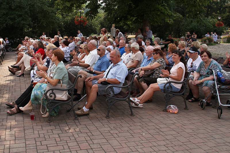 Mušle v Teplicích, v šanovském parku. Letní koncerty pořádá DK Teplice.