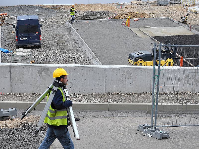 Lanově hřiště, které vyrůstá na střeše Kauflandu budovaného u stadionu na Stínadlech.