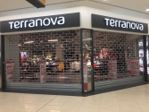 V nákupním centru Fontána v Teplicích zůstala část obchodů zavřena, otevřely jen některé.