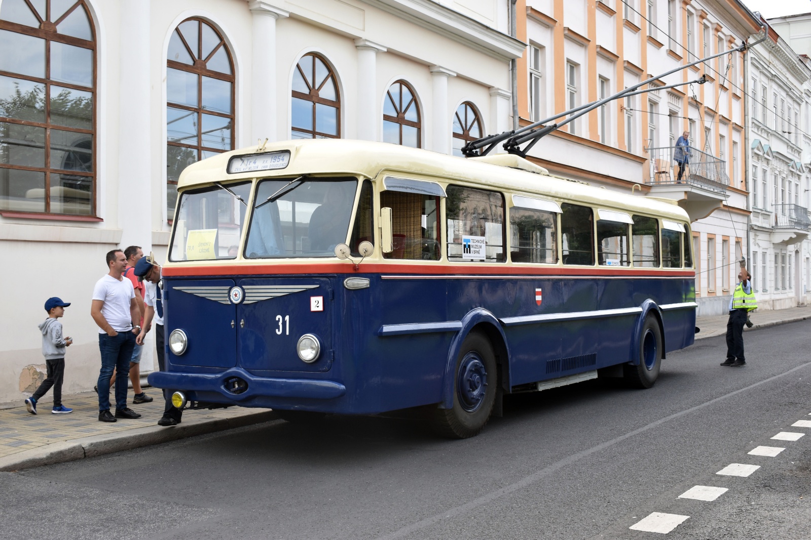 Trolejbusy jezdí po Teplicích už 70 let, v ulicích to připomněly historické  vozy - Teplický deník