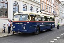 Trolejbusy jezdí po Teplicích už 70 let, v ulicích to připomněly historické vozy  