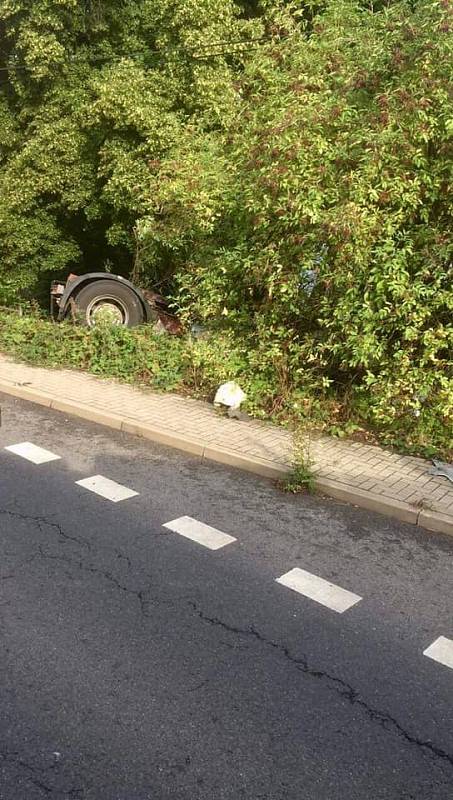 Při nehodě v Soběchlebech skončil tahač ve škarpě.