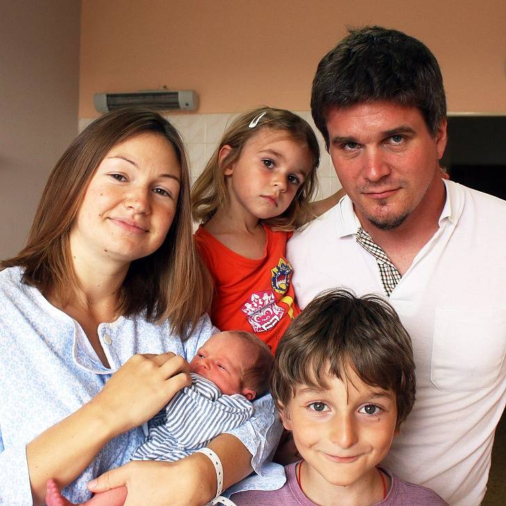 Johanes Josef Říha se narodil Ekaterině Shmykové a Lukáši Říhovi  z Teplic  8. července  ve 14.08  hod. v ústecké porodnici. Měřil 47 cm a vážil  2,47 kg.