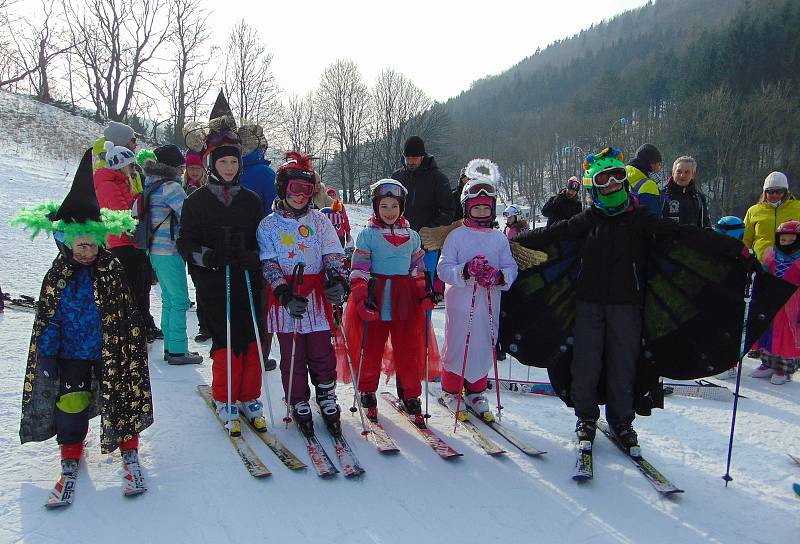 Tradiční karneval na sněhu zakončil v neděli 28. ročník lyžařské školy Snow v Mikulově na Teplicku.