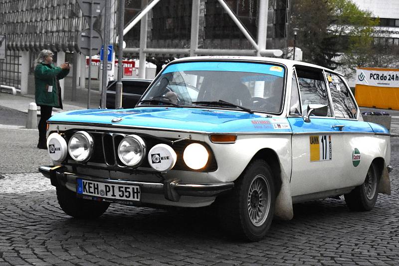 Závodní veteránská auta v Teplicích, v rámci Rallye Praha Revival, Memoriál Dalibora Janka 2022.