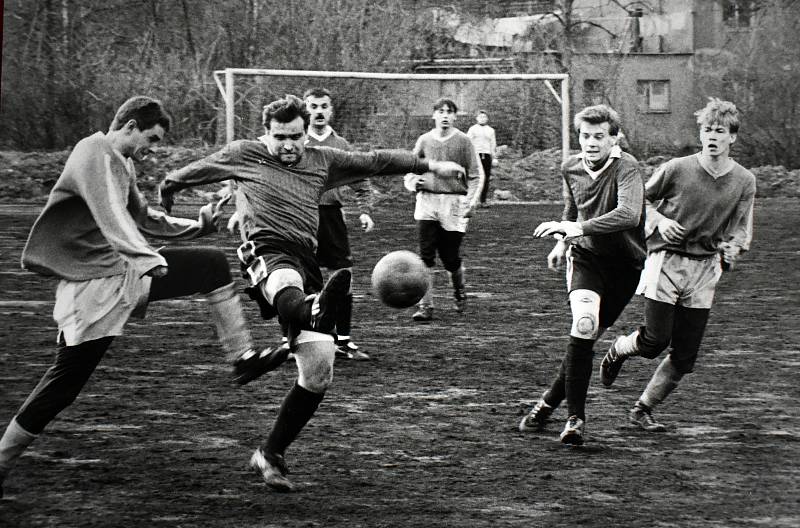 Fotbalový zápas v Sobědruhách na Teplicku v 90. letech minulého století.