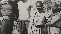 Julius Kantor s Jiřím Petráčkem a domorodými ženami z africké Keni.