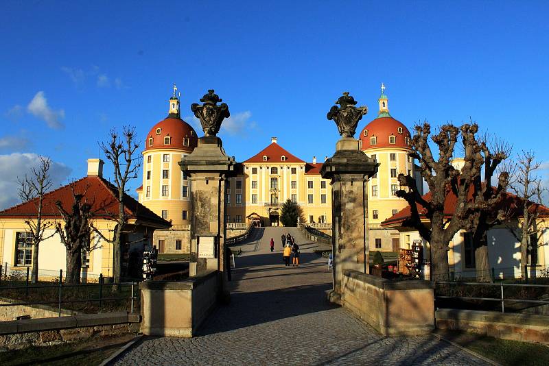 Filmovou pohádku opět připomíná výstava v zámku Moritzburg, kde se točily některé scény, v sousedním Sasku.