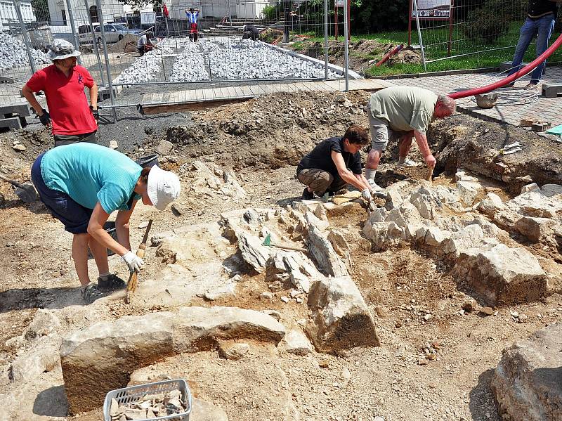 Archeologický nález části kamenného mostu na Zámeckém náměstí v Teplicích.