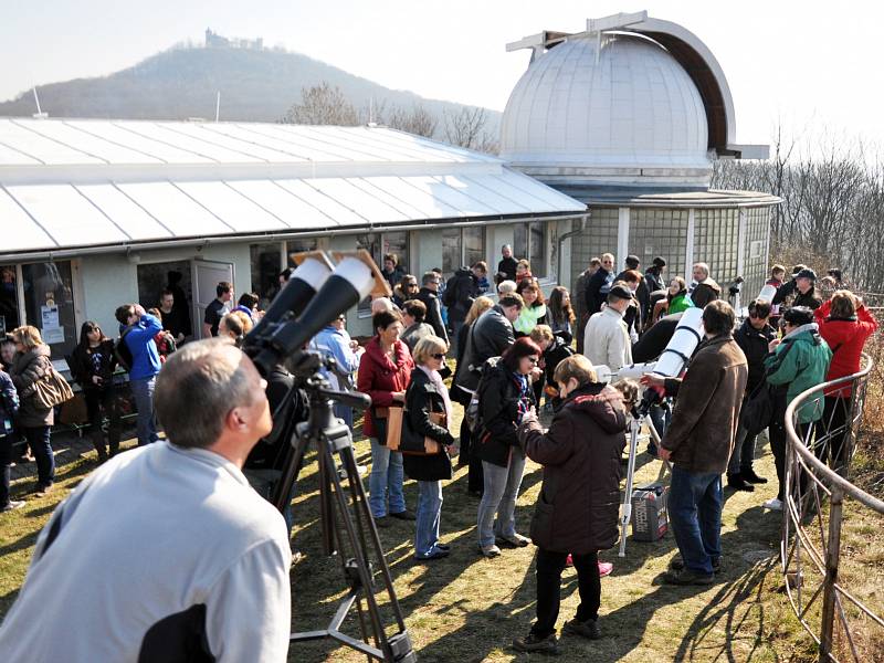 Jedna z akcí roku 2015 na hvězdárně Teplice, pozorování částečného zatmění slunce.