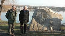 Oficiálním odhalením pamětní desky u rybníka Barbora v Duchcově skončil ve středu dopoledne projekt na jeho odbahnění. Revitalizace vodní plochy prošla úspěšně kolaudací.