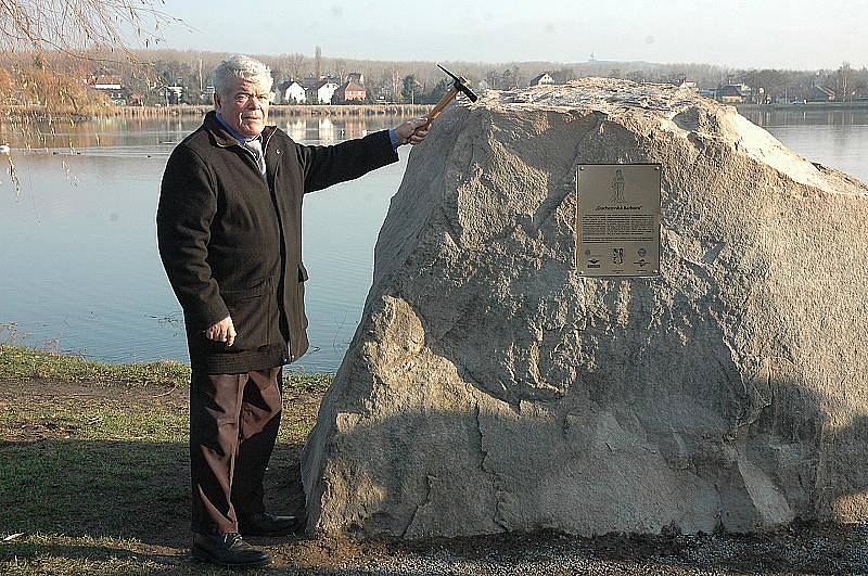 Oficiálním odhalením pamětní desky u rybníka Barbora v Duchcově skončil ve středu dopoledne projekt na jeho odbahnění. Revitalizace vodní plochy prošla úspěšně kolaudací.