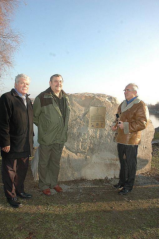 Oficiálním odhalením pamětní desky u rybníka Barbora v Duchcově skončil ve středu dopoledne projekt na jeho odbahnění. Revitalizace vodní plochy prošla úspěšně kolaudací.