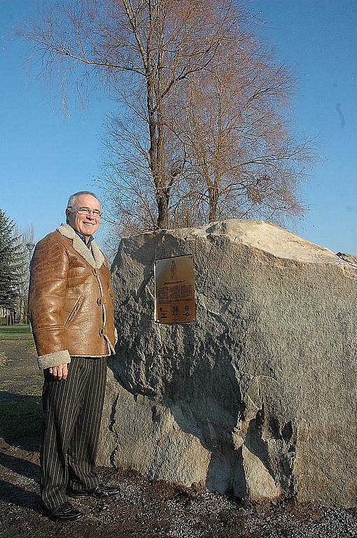 Oficiálním odhalením pamětní desky u rybníka Barbora v Duchcově skončil ve středu dopoledne projekt na jeho odbahnění. Revitalizace vodní plochy prošla úspěšně kolaudací.