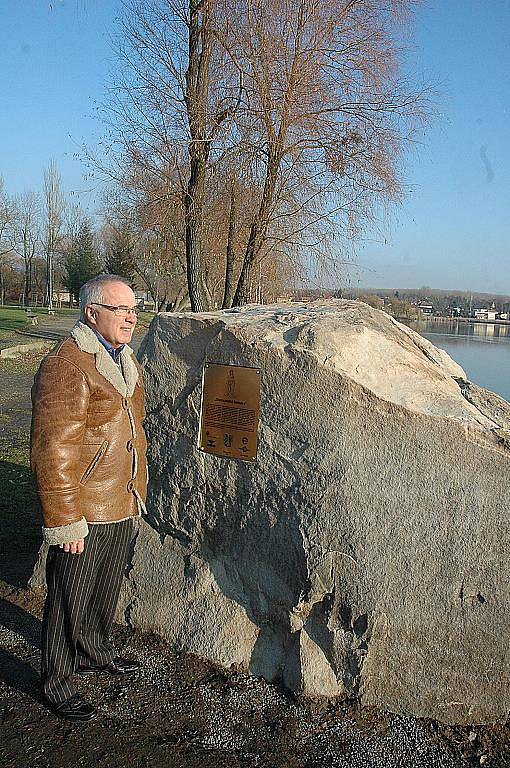 Oficiálním odhalením pamětní desky u rybníka Barbora v Duchcově skončil ve středu dopoledne projekt na jeho odbahnění. Revitalizace vodní plochy prošla úspěšně kolaudací.