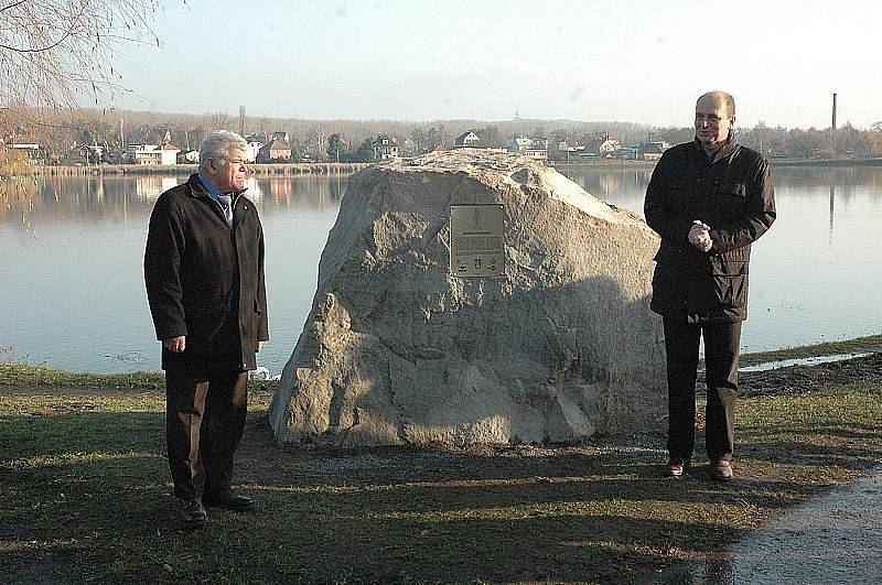 Oficiálním odhalením pamětní desky u rybníka Barbora v Duchcově skončil ve středu dopoledne projekt na jeho odbahnění. Revitalizace vodní plochy prošla úspěšně kolaudací.