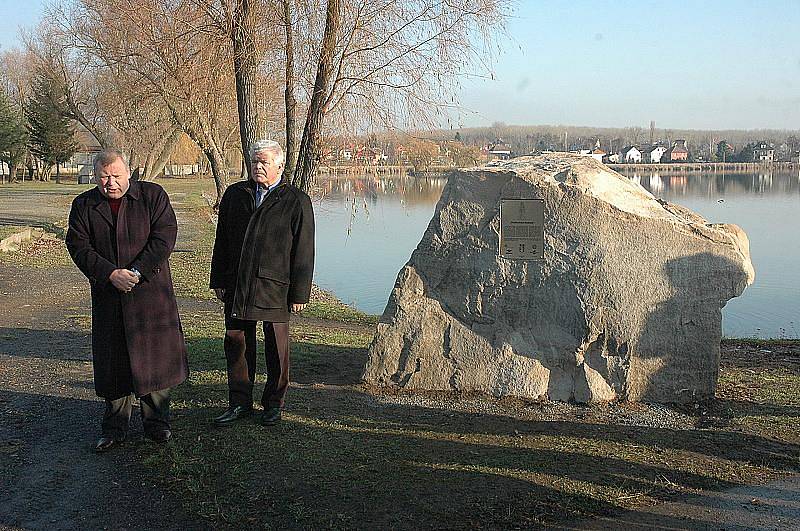 Oficiálním odhalením pamětní desky u rybníka Barbora v Duchcově skončil ve středu dopoledne projekt na jeho odbahnění. Revitalizace vodní plochy prošla úspěšně kolaudací.