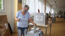 Pátek 5. června. První minuty doplňovacích senátních voleb na Teplicku.