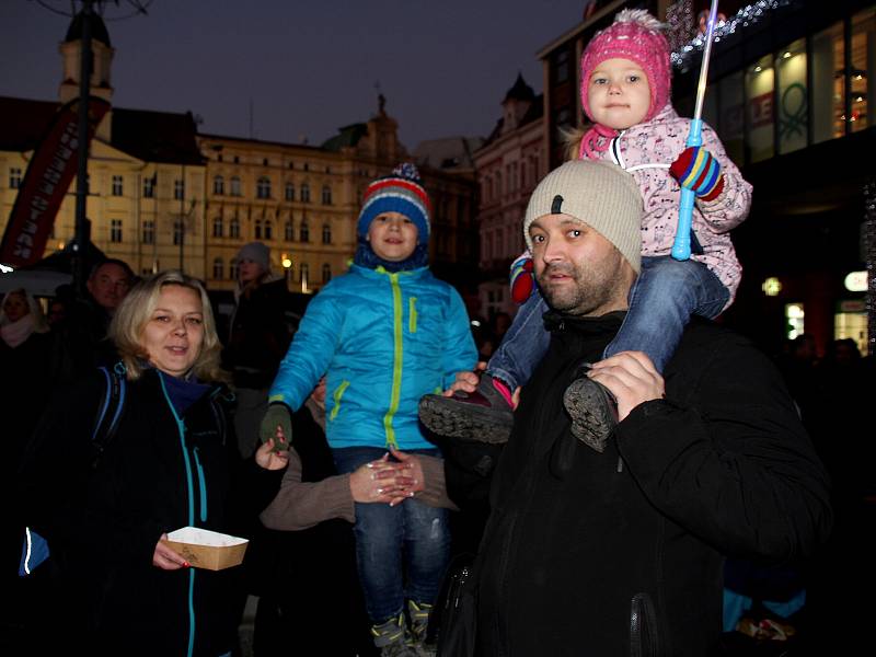 Předvánoční akce v Teplicích. Pohádka a slet andělů v rámci rozsvícení vánoční výzdoby Galerie Teplice.