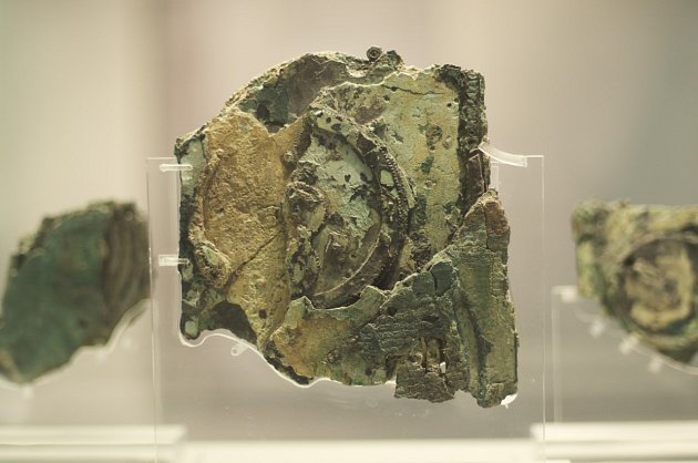 Mechanismus z Antikythery, vystavený v Archeologickém muzeu v Athénách.