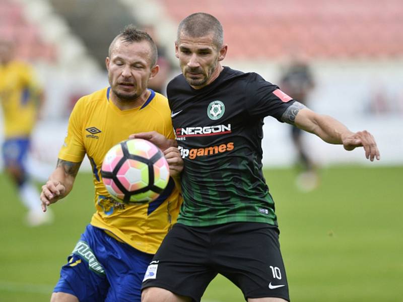 Fotbalista Jan Rezek v dresu Příbrami v souboji s teplickým Tomášem Vondráškem.