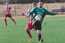 V předehrávaném zápase krajského přeboru porazily Srbice (v pruhovaných dresech) Baník Modlany 3:1.