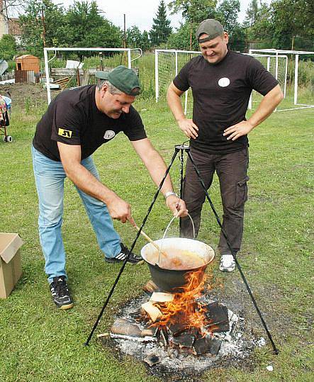 V Modlanech soupeřili, kdo uvaří lepší guláš v kotlíku