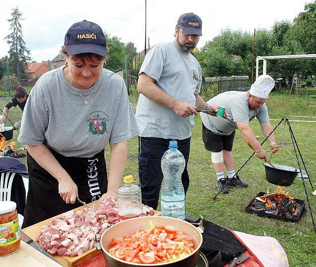 V Modlanech soupeřili, kdo uvaří lepší guláš v kotlíku