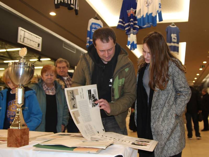 Výstava ve Fontáně o teplickém hokeji a zimním stadionu