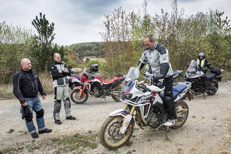 Motocyklisty ohrožuje riskantní jízda více než koronavirus