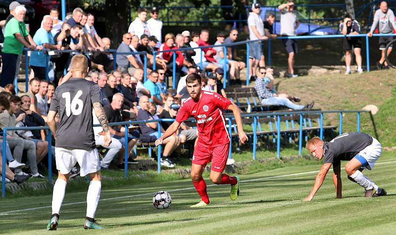 MOL Cup 2019 1. kolo - Fotbalisté Srbic (černobílí) podlehli v pohárovém utkání Královu Dvoru (červení) 1:2. Hrálo se na stadionu v Chlumci.