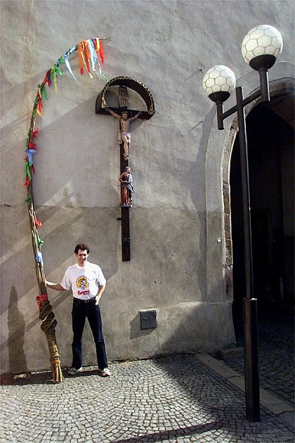 Nejdelší velikonoční pomlázku v roce 2002 upletl Tepličan Robert Zauer. Měří 583 centimetrů.